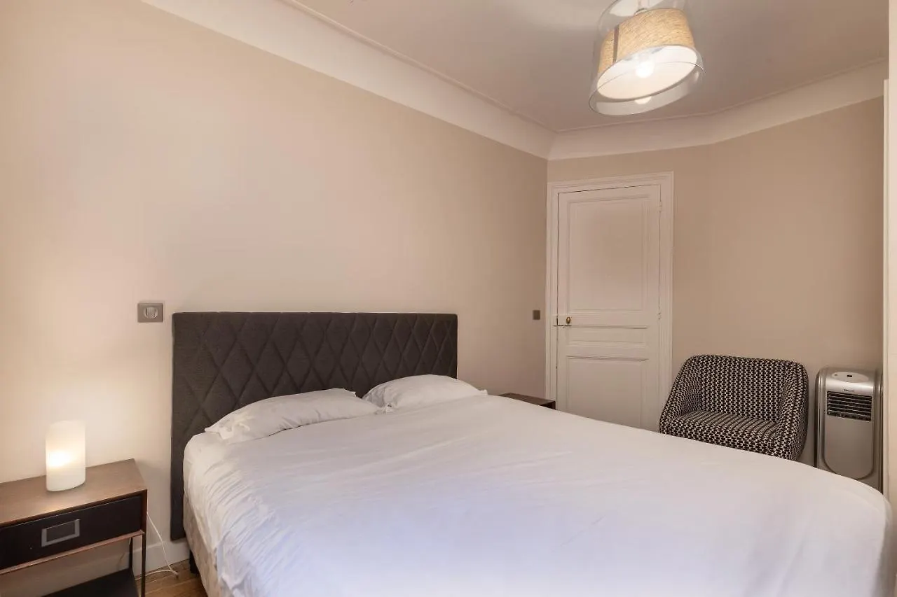 Apartment Avenue Montaigne 2 Champs Elysees *